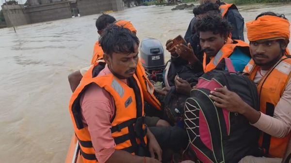 उफान पर शिवनाथ नदी, SDRF की टीम ने बाढ़ में फंसे 32 लोगों बाहर निकाला, रिहायसी इलाकों में घुसा पानी