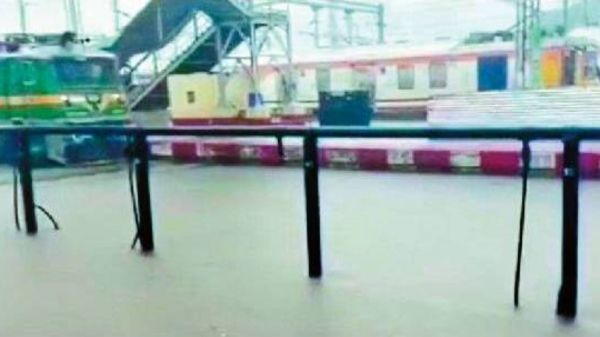 छत्तीसगढ़ में मानसून का कहर: रेल ट्रैक डूबे, येलो-ऑरेंज अलर्ट जारी, शिवनाथ उफान पर