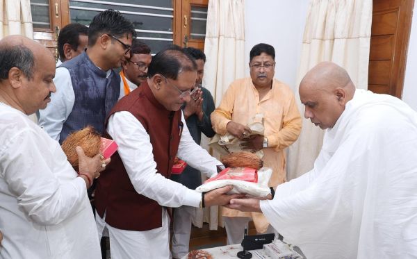 मुख्यमंत्री विष्णु देव साय गुरु पूर्णिमा के अवसर पर रायगढ़ जिले के ग्राम बनोरा स्थित अघोर गुरुपीठ में गुरु दर्शन के लिए पहुंचे