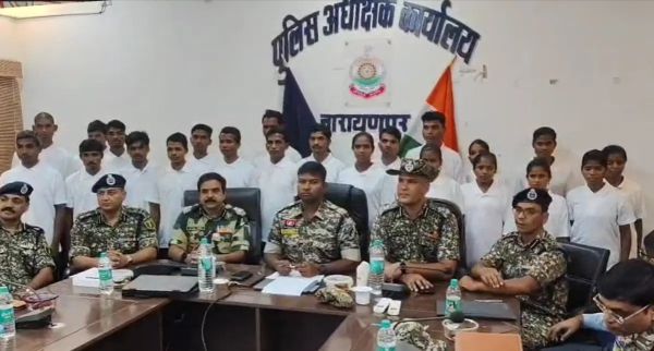  8 महिला समेत 22 नक्सलियों ने किया सरेंडर