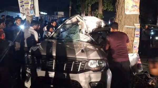 अनियंत्रित होकर पेड़ से टकराई तेज रफ्तार कार, युवक-युवती की मौके पर ही मौत, 3 की हालत गंभीर