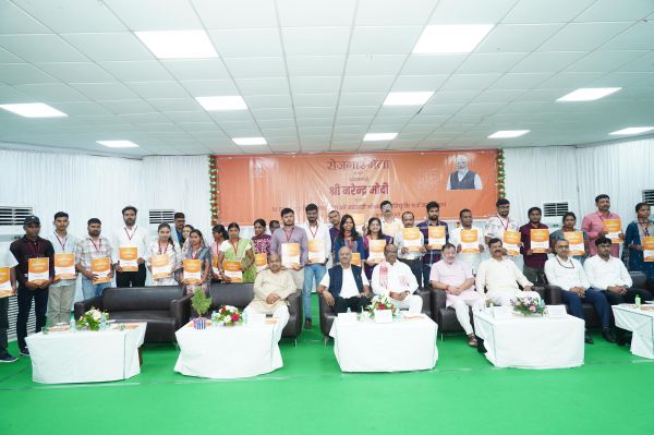 रोजगार मेले में सांसद बृजमोहन अग्रवाल ने दी नवचयनित अभ्यर्थियों को सौंपे नियुक्ति पत्र, दी शुभकामनाएं