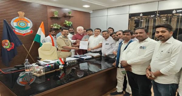 गुरु खुशवंत साहेब के काफिले पर हमला : सतनामी समाज ने रायपुर कलेक्ट्रेट के सामने किया प्रदर्शन