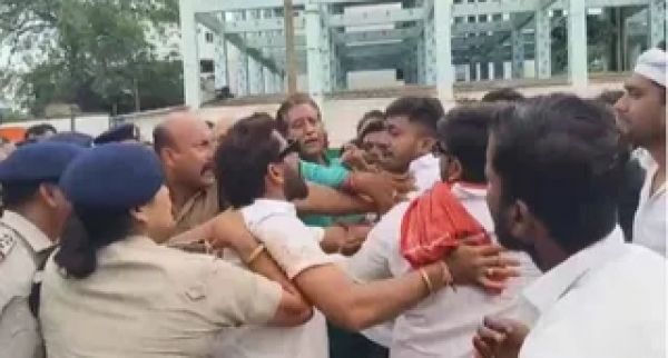 चैतन्य बघेल की गिरफ्तारी का विराेध, ED दफ्तर के बाहर कांग्रेसियों का प्रदर्शन, पुलिस और कार्यकर्ताओं के बीच हुई झूमाझटकी