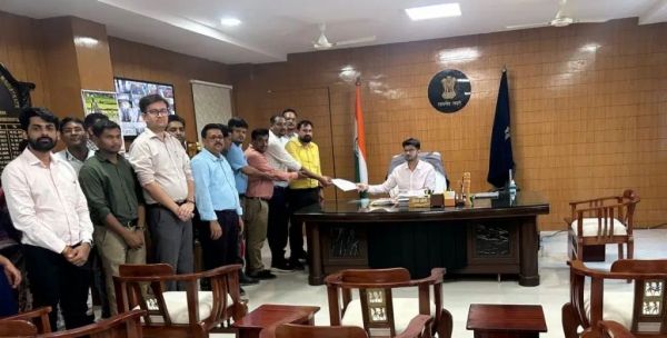 कनिष्ठ प्रशासनिक संघ ने 17 सूत्रीय मांगों को लेकर मुख्यमंत्री के नाम कलेक्टर को सौंपा ज्ञापन