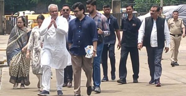 ED दफ्तर पहुंचे भूपेश बघेल, बेटे चैतन्य से की मुलाकात