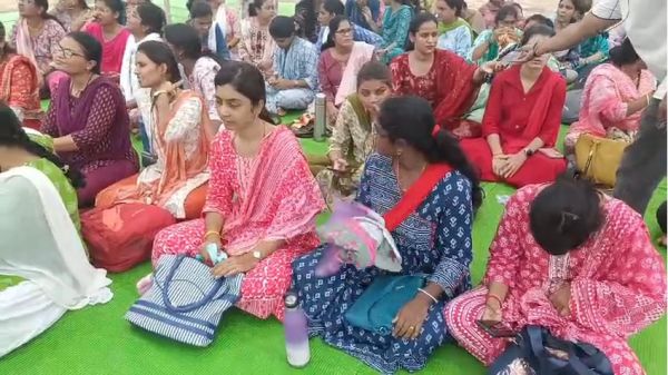 नियमितीकरण और वेतनवृद्धि की मांग को लेकर धरने पर बैठे आत्मानंद स्कूल के संविदा शिक्षक 