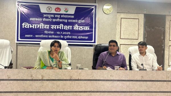 हेल्थ कमिश्नर डॉ प्रियंका शुक्ला ने मलेरिया मुक्त छत्तीसगढ़, सिकल सेल रोग नियंत्रण और टीबी उन्मूलन जैसे विभिन्न स्वास्थ्य योजनाओं की समीक्षा की