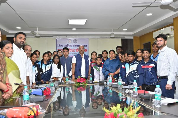 राष्ट्रीय शालेय क्रीड़ा प्रतियोगिता में जिले के उत्कृष्ट प्रदर्शन करने वाले खिलाड़ियों को कैबिनेट मंत्री व सांसद ने किया सम्मानित
