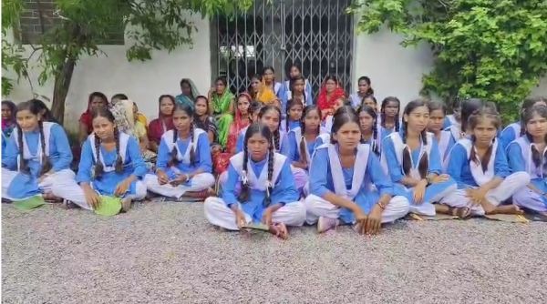 नाराज छात्रों व पालकों ने स्कूल में जड़ा ताला, युक्तियुक्तकरण के बाद शिक्षक की कमी का आरोप
