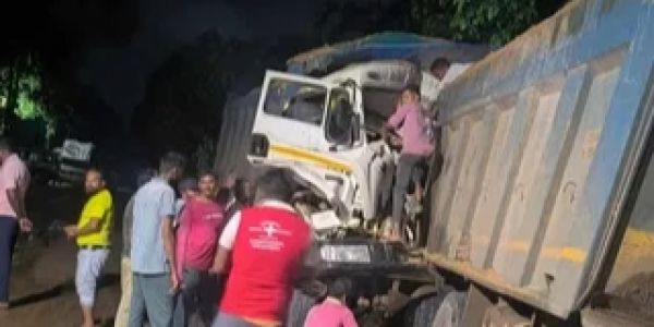 रेत भरी हाइवा की आपस में भिड़ंत, हेल्पर की मौके पर मौत, घंटों की मशक्कत के बाद निकाला गया ड्राइवर&hellip;