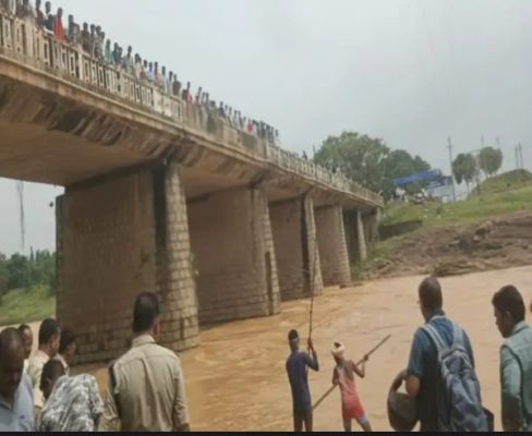अंबिकापुर में बेकाबू बाइक नदी में गिरी, दो युवक नदी के तेज बहाव में बहे, एक की मौत दूसरे की रेस्क्यू ऑपरेशन चलाकर तलाश जारी
