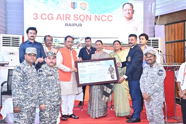 मुख्यमंत्री विष्णुदेव साय से एयर एनसीसी के छात्रों ने की मुलाकात