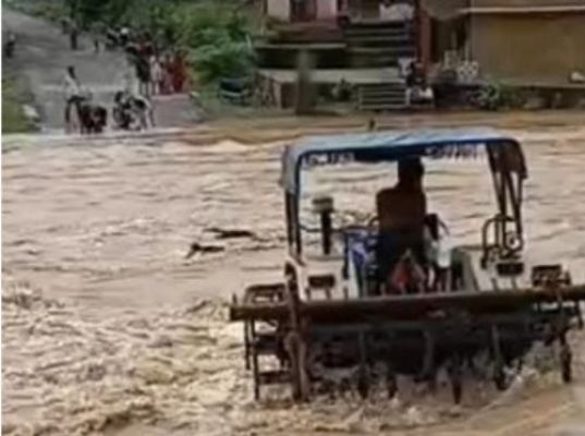 कोरबा में दोस्तों के साथ घूमने गया युवक नदी में बहा, पिछले 24 घंटे से हो रही बारिश से नदी-नाले उफान पर, कई गांवों का संपर्क टूटा