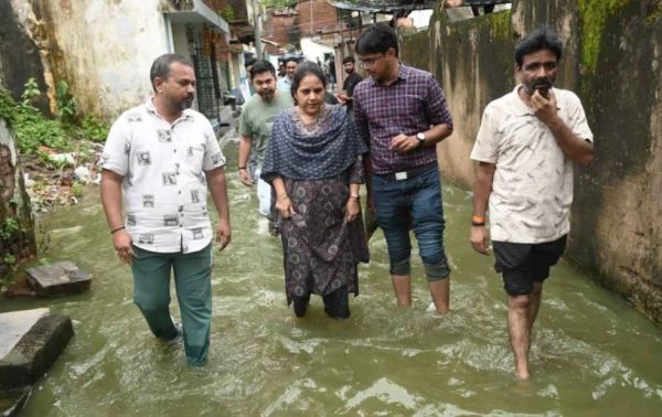 प्रोफेसर कॉलोनी समेत निचली बस्तियों में पहुंची महापौर, जोन कमिश्नरों को पंप से पानी खाली कराने के दिए निर्देश