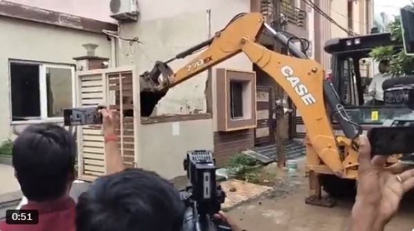 विष्णुदेव सरकार में  &ldquo;सुशासन है तो चक्र सुदर्शन भी है&rdquo;, सूदखोर तोमर बंधु के ठिकानों पर चला बुलडोजर