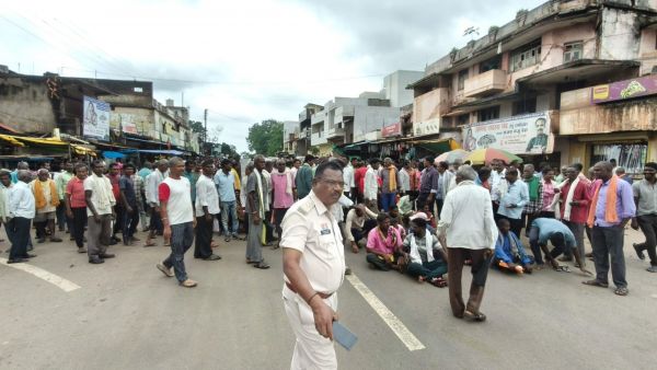 खाद की किल्लत से परेशान 14 गांवों के किसानों ने NH-930 पर किया चक्का जाम