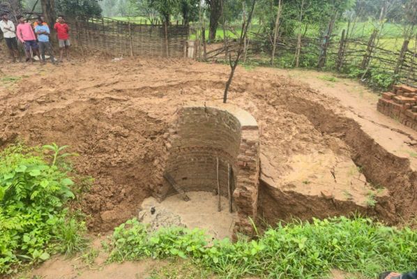 भारी बारिश के चलते कुआं धंसा, एक ही परिवार के 3 लोग मलबे में दबे, रेस्क्यू जारी