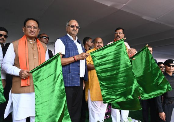 मुख्यमंत्री ने रायपुर-जबलपुर नई रेलसेवा को हरी झंडी दिखाकर किया रवाना
