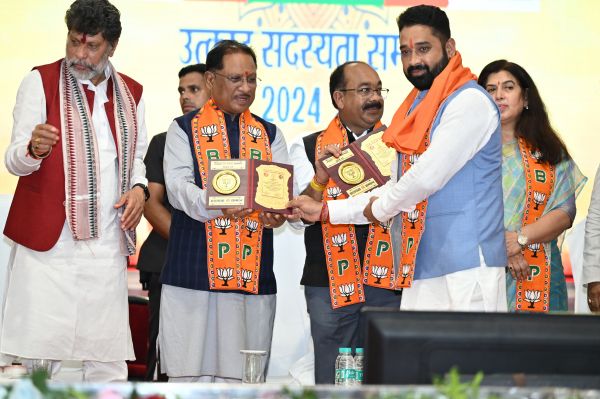 उल्लेखनीय संगठनात्मक योगदान के लिए भाजयुमो महामंत्री उपकार चंद्राकर को मिला उत्कृष्ट सदस्यता सम्मान