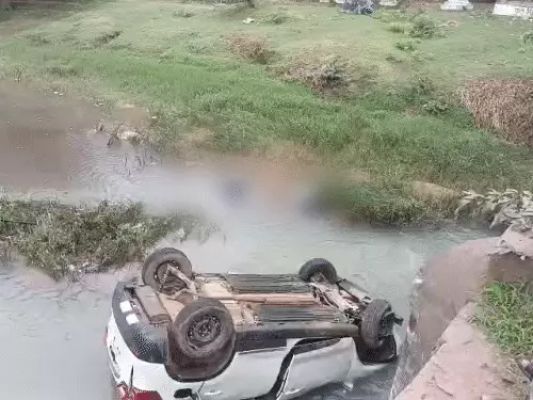 नाले में पलटी तेज रफ्तार कार, BJP युवा मोर्चा के मंडल अध्यक्ष सहित 2 की मौत 3 घायल