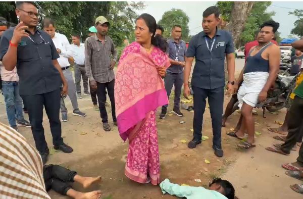 घायल युवक को अपनी गाड़ी में बैठाकर कटघोरा अस्पताल पहुंचाया, मंत्री लक्ष्मी राजवाड़े ने दिखाई इंसानियत
