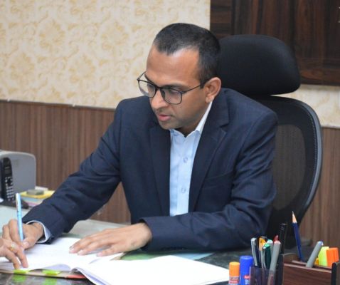 राजस्व निरीक्षक के बाद अब कलेक्टर ने महिला पटवारी को किया सस्पेंड