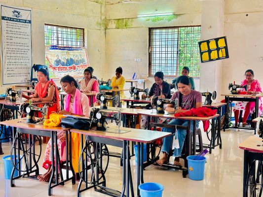 सुकमा में &lsquo;नियद नेल्ला नार&rsquo; योजना बनी बदलाव का माध्यम, आत्मसमर्पित माओवादियों को मिल रहा नया जीवन