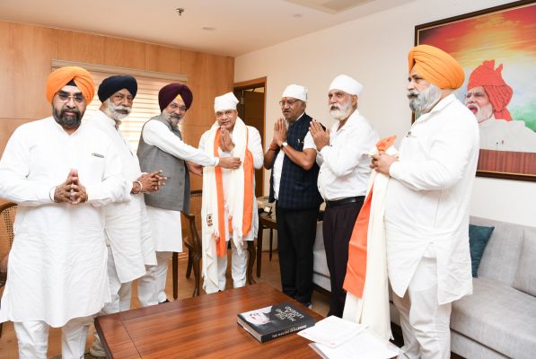 सांसद बृजमोहन अग्रवाल के नेतृत्व में रेल मंत्री अश्विनी वैष्णव से मिले सिख समाज के सदस्य