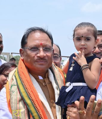 नन्ही सृष्टि को गोद में उठाकर मुख्यमंत्री विष्णु देव साय ने रच दिया अपनत्व और स्नेह का अविस्मरणीय पल