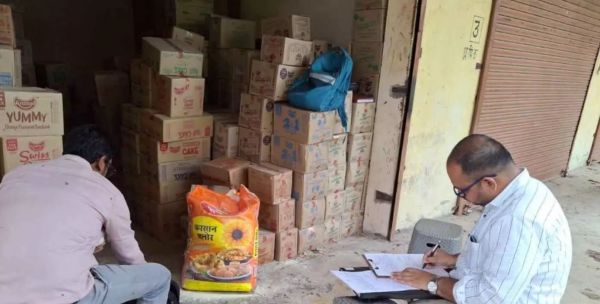 बिना लाइसेंस के खाद्यान्न गोदाम संचालन करने वाले किराना व्यापारी पर कार्रवाई