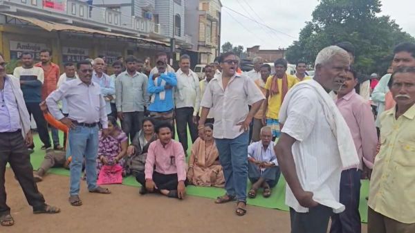 खाद की किल्लत से नाराज किसानों ने किया चक्काजाम, वाहनों की लगी लंबी कतार