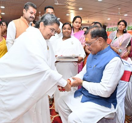 रक्षाबंधन के पावन पर्व पर मुख्यमंत्री विष्णु देव साय को ब्रह्मकुमारी बहनों ने बाँधी राखी
