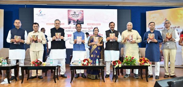 पद्मश्री डॉ. सुरेन्द्र दुबे की अंतिम कृति "मैं छत्तीसगढ़ बोलता हूँ" का हुआ विमोचन, मुख्यमंत्री ने कहा- अपनी हँसती-गुदगुदाती कविताओं के माध्यम से सदैव रहेंगे हमारे बीच जीवित