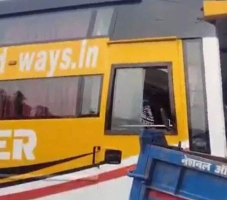 यात्री बस बेकाबू होकर सड़क किनारे दुकान में जा घुसी, चपेट में आने ट्रैक्टर हुआ क्षतिग्रस्त