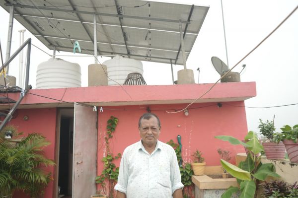 छत पर सजे सूरज के घर से चमका जीवन: बचत की खुशी, पर्यावरण की रोशनी