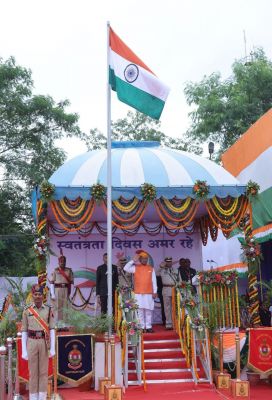 मुख्यमंत्री विष्णु देव साय ने पुलिस परेड ग्राउंड में फहराया तिरंगा, कहा- जन-जन की सहभागिता से साकार होगा विकसित छत्तीसगढ़ का सपना 