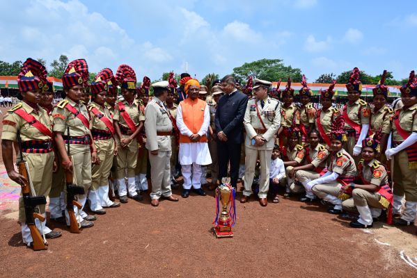 स्वतंत्रता दिवस समारोह: मुख्यमंत्री ने 35 पुलिस अधिकारियों एवं जवानों को पुलिस पदकों से किया सम्मानित