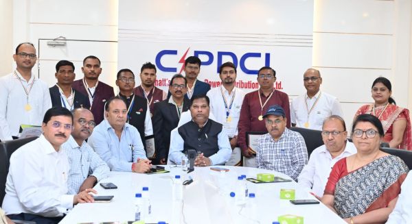 &ldquo;तैरकर गए नदी पार और बहाल की 40 गाँव की बिजली&rdquo; उल्लेखनीय कार्य करने वाले बिजली कर्मियों को किया गया सम्मानित