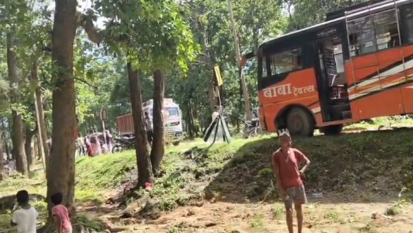 बस और ट्रक में भीषण टक्कर, अंबिकापुर से गढ़वा जा रही बस हुई दुर्घटनाग्रस्त