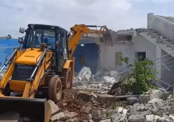 प्रार्थना सभा के लिए बनाए गए मकान में चला बुलडोजर  