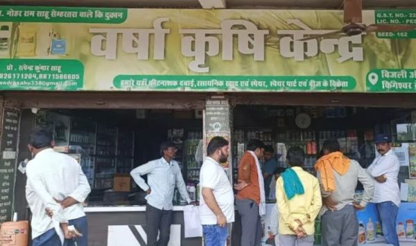 प्रशासन की बड़ी कार्रवाई: 3 खाद दुकानों को किया सील