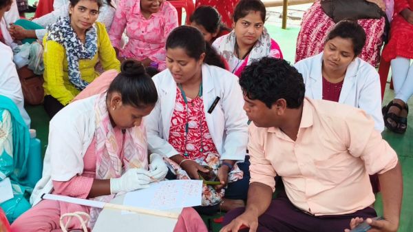 हड़ताल में बैठे NHM स्वास्थ्यकर्मियों ने खून से लिखा मुख्यमंत्री व स्वास्थ्य मंत्री के नाम पत्र