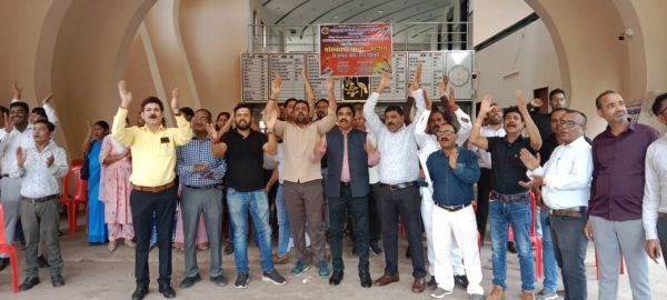 कर्मचारियों की हड़ताल से आज कामकाज रहा ठप