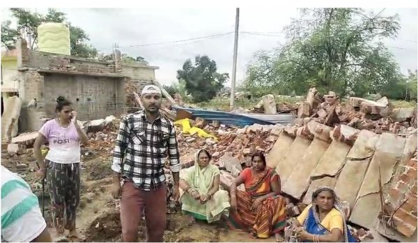 पीएम आवास योजना के निर्माणाधीन मकानों पर बुलडोजर, जानिये क्या है पूरा मामला