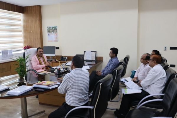 पिछड़ा वर्ग एवं अल्पसंख्यक विकास विभाग की समीक्षा बैठक, मंत्री श्याम बिहारी जायसवाल ने विभागीय योजनाओं की ली जानकारी