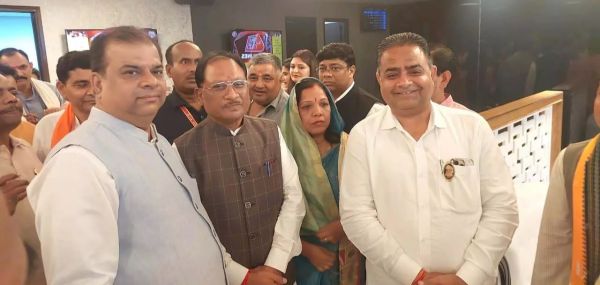 जापान और दक्षिण कोरिया यात्रा से लौटे मुख्यमंत्री विष्णुदेव साय का रायपुर में व्यापारिक संगठनों ने किया भव्य स्वागत 