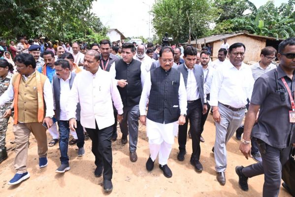बाढ़ प्रभावितों का हाल जानने सीधे उनके बीच पहुँचे मुख्यमंत्री विष्णु देव साय: अधिकारियों को राहत एवं पुनर्वास कार्यों में तेजी लाने के निर्देश