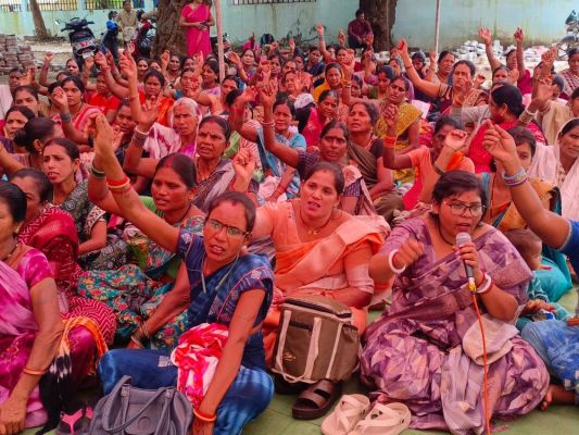 NHM के बाद अब आंगनबाड़ी कार्यकर्ताओं ने भी खोला मोर्चा