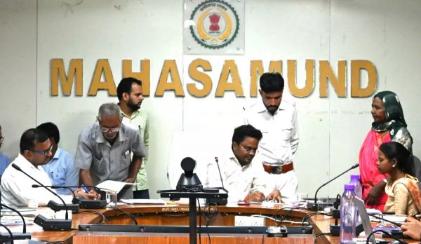 प्रभारी कलेक्टर नंदनवार ने जन चौपाल में सुनी आम जनों की समस्याएं 